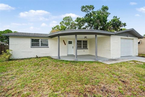 House in New Port Richey, Florida 3 bedrooms, 125.7 sq.m. № 2156607 - photo 2