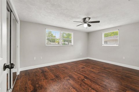 House in New Port Richey, Florida 3 bedrooms, 125.7 sq.m. № 2156607 - photo 9