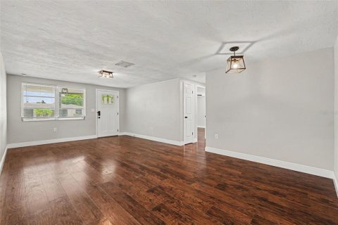 House in New Port Richey, Florida 3 bedrooms, 125.7 sq.m. № 2156607 - photo 3