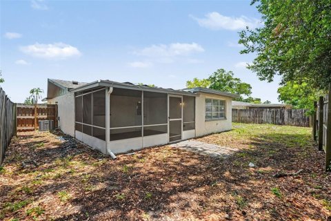 House in New Port Richey, Florida 3 bedrooms, 125.7 sq.m. № 2156607 - photo 15
