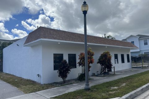 Commercial property in West Palm Beach, Florida № 827683 - photo 1