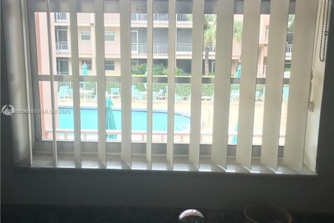 Condominio en alquiler en Hallandale Beach, Florida, 1 dormitorio, 57.6 m2 № 1993821 - foto 10