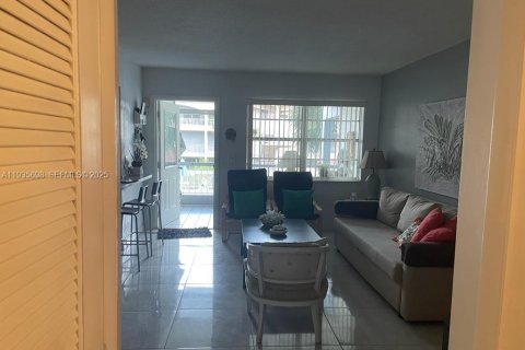 Condominio en alquiler en Hallandale Beach, Florida, 1 dormitorio, 57.6 m2 № 1993821 - foto 16