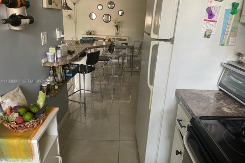 Condominio en alquiler en Hallandale Beach, Florida, 1 dormitorio, 57.6 m2 № 1993821 - foto 18
