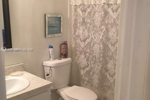 Condominio en alquiler en Hallandale Beach, Florida, 1 dormitorio, 57.6 m2 № 1993821 - foto 12