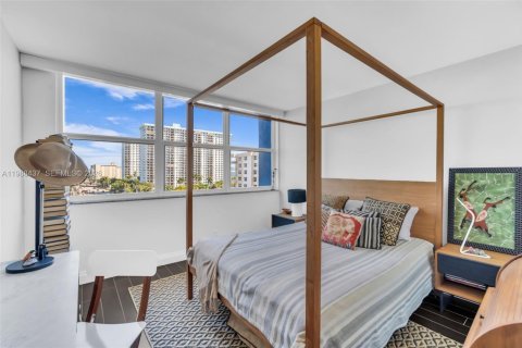 Condo in Hollywood, Florida, 2 bedrooms  № 2050668 - photo 19