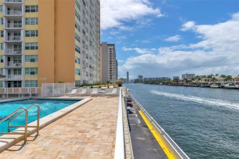 Condo in Hollywood, Florida, 2 bedrooms  № 2050668 - photo 30
