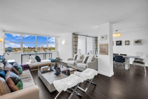 Condo in Hollywood, Florida, 2 bedrooms  № 2050668 - photo 4