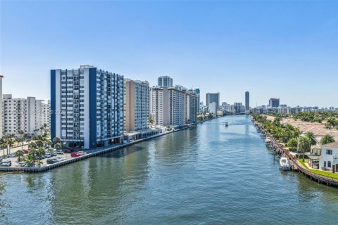 Condo in Hollywood, Florida, 2 bedrooms  № 2050668 - photo 27