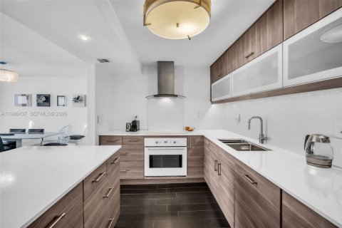 Condo in Hollywood, Florida, 2 bedrooms  № 2050668 - photo 8