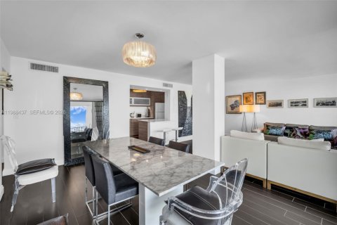 Condo in Hollywood, Florida, 2 bedrooms  № 2050668 - photo 12