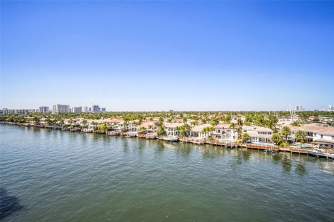 Condo in Hollywood, Florida, 2 bedrooms  № 2050668 - photo 2