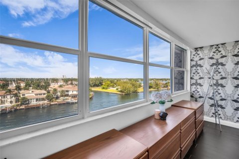 Condo in Hollywood, Florida, 2 bedrooms  № 2050668 - photo 17