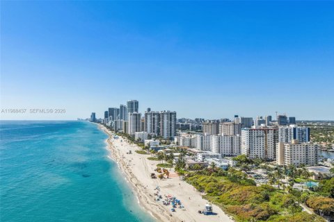 Condo in Hollywood, Florida, 2 bedrooms  № 2050668 - photo 29