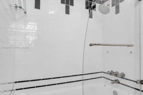 Condo in Hollywood, Florida, 2 bedrooms  № 2050668 - photo 21