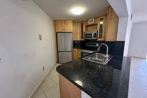 Condo in Miami, Florida, 2 bedrooms  № 2245589 - photo 3
