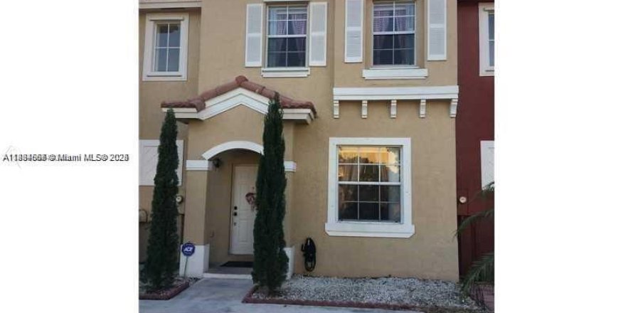 Adosado en Homestead, Florida 3 dormitorios, 147.44 m2 № 1932551