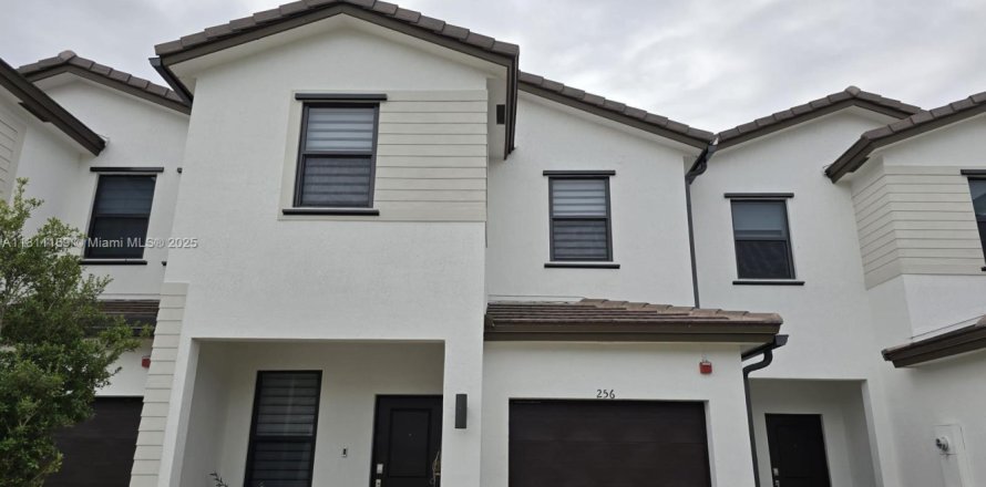 Adosado en Pembroke Pines, Florida 3 dormitorios, 175.4 m2 № 1758833