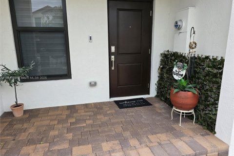 Adosado en venta en Pembroke Pines, Florida, 3 dormitorios, 175.4 m2 № 1758833 - foto 2