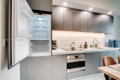 Condo in Miami, Florida, 1 bedroom  № 1445608 - photo 6