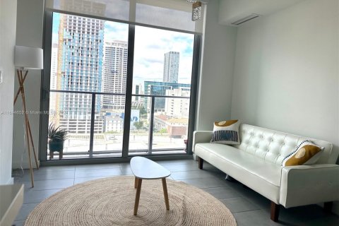 Condo in Miami, Florida, 1 bedroom  № 1445608 - photo 1