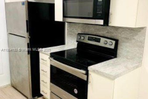 Apartamento en alquiler en Miami, Florida, 1 dormitorio, 46.45 m2 № 1957369 - foto 1