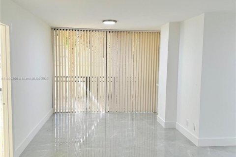 Condo in Sunny Isles Beach, Florida, 2 bedrooms  № 1897182 - photo 4