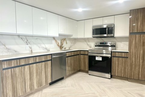 Condo in Pompano Beach, Florida, 3 bedrooms № 2402142 - photo 4