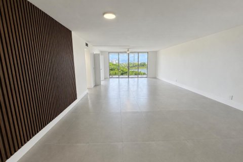 Condo in Pompano Beach, Florida, 3 bedrooms № 2402142 - photo 8