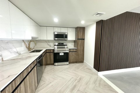 Condo in Pompano Beach, Florida, 3 bedrooms № 2402142 - photo 6