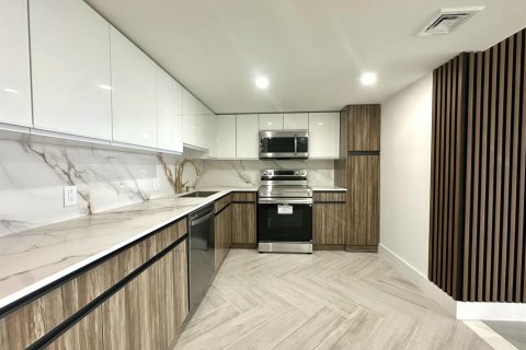 Condo in Pompano Beach, Florida, 3 bedrooms № 2402142 - photo 5