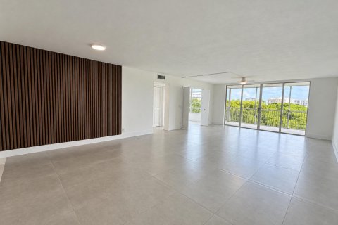 Condo in Pompano Beach, Florida, 3 bedrooms № 2402142 - photo 10