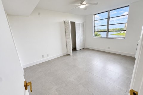 Condo in Pompano Beach, Florida, 3 bedrooms № 2402142 - photo 26