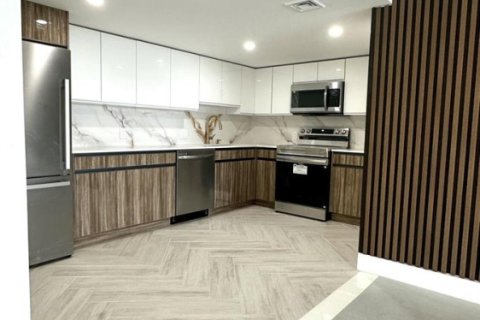 Condo in Pompano Beach, Florida, 3 bedrooms № 2402142 - photo 3