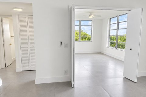 Condo in Pompano Beach, Florida, 3 bedrooms № 2402142 - photo 27