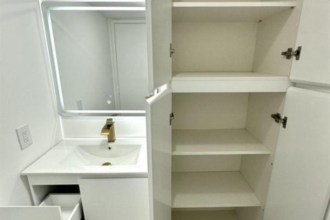 Condo in Pompano Beach, Florida, 3 bedrooms № 2402142 - photo 29