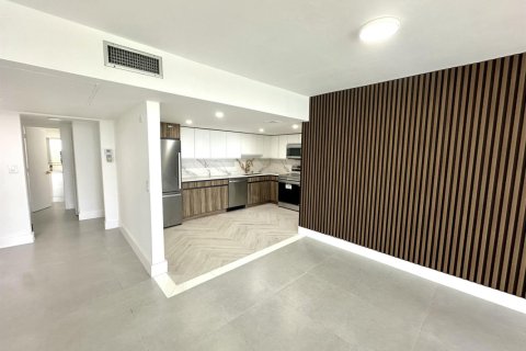 Condo in Pompano Beach, Florida, 3 bedrooms  № 2402142