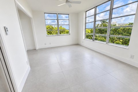 Condo in Pompano Beach, Florida, 3 bedrooms № 2402142 - photo 25