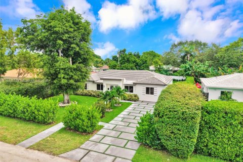 House in Biscayne Park, Florida 6 bedrooms, 235.88 sq.m. № 2012372