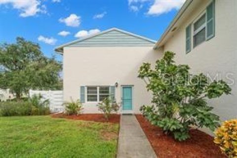 Adosado en Saint Petersburg, Florida 2 dormitorios, 109.62 m2 № 2142681