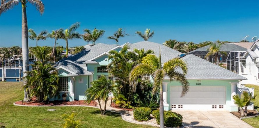 Casa en Port Charlotte, Florida 3 dormitorios, 211.17 m2 № 1590119