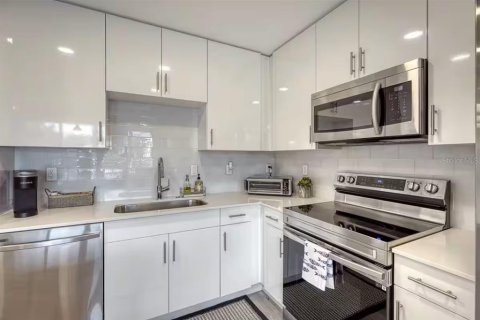 Condo in Sarasota, Florida, 1 bedroom  № 2287359 - photo 3
