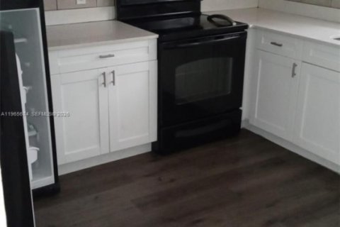 Casa en alquiler en Hollywood, Florida, 1 dormitorio, 288.18 m2 № 2081229 - foto 2
