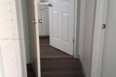 Casa en alquiler en Hollywood, Florida, 1 dormitorio, 288.18 m2 № 2081229 - foto 11