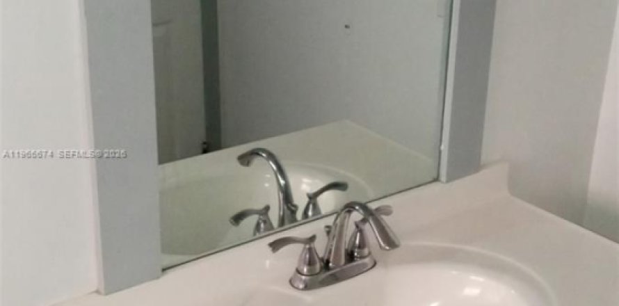 Casa en Hollywood, Florida 1 dormitorio, 288.18 m2 № 2081229