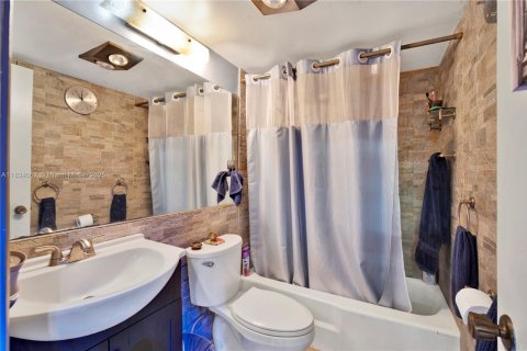 Condo in Pompano Beach, Florida, 1 bedroom  № 1813911 - photo 12