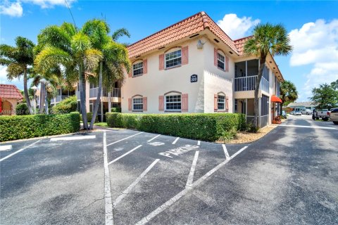 Condo in Pompano Beach, Florida, 1 bedroom  № 1813911 - photo 1