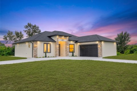 House in Lehigh Acres, Florida 4 bedrooms № 2401556