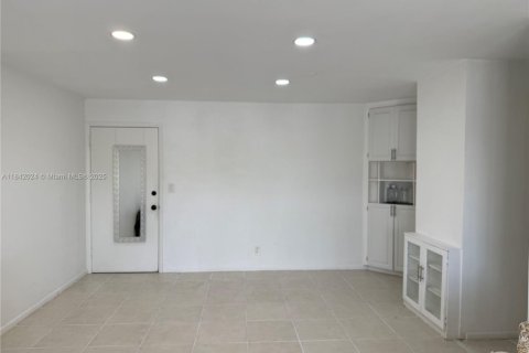 Condo in Oakland Park, Florida, 2 bedrooms  № 1834359 - photo 8