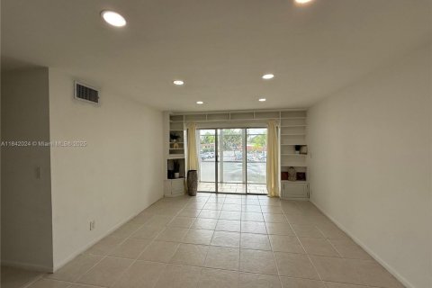 Condo in Oakland Park, Florida, 2 bedrooms  № 1834359 - photo 7